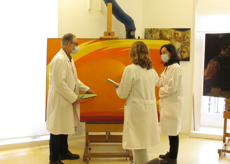 Detalle del equipo de restauración estudiando la obra “Desde las llanuras II”