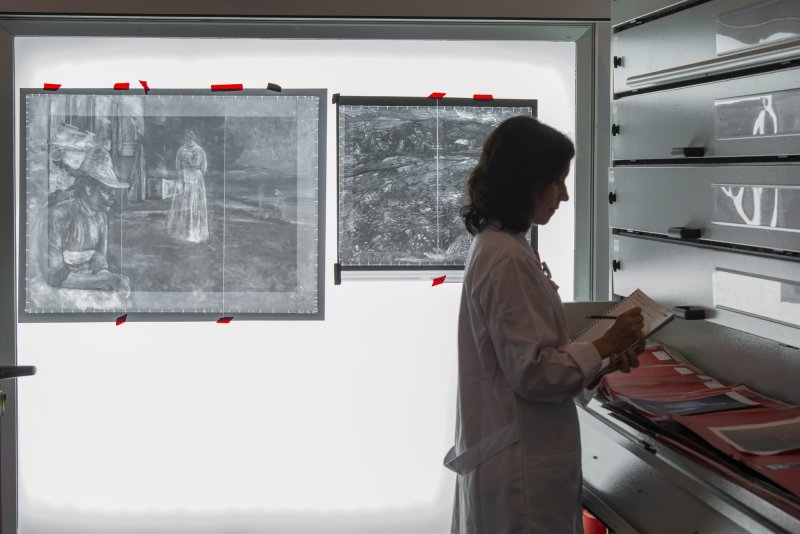 Restauradora realizando trabajos de investigación radiográfica