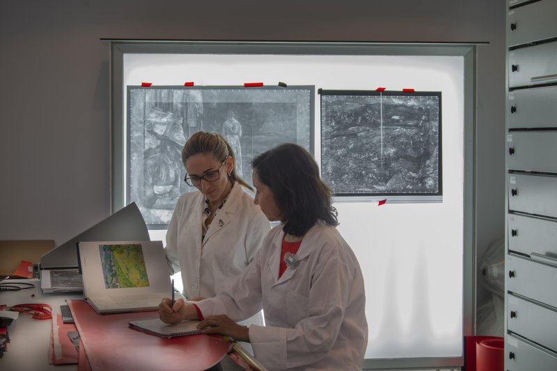 Restauradoras realizando trabajos de investigación radiográfica