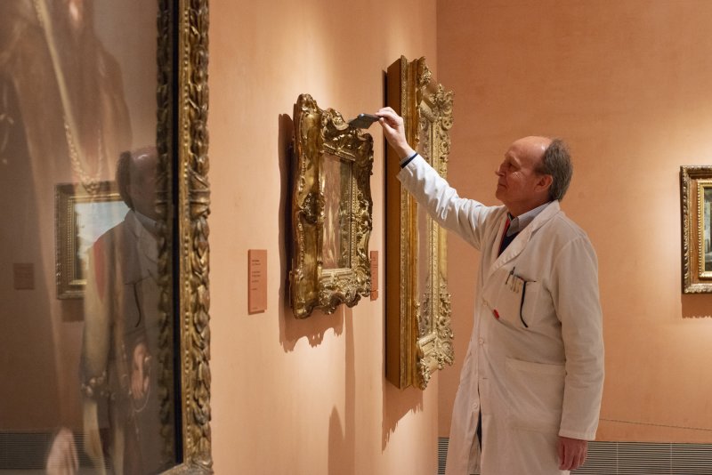 Restaurador realizando labores de conservación preventiva en el marco de la obra