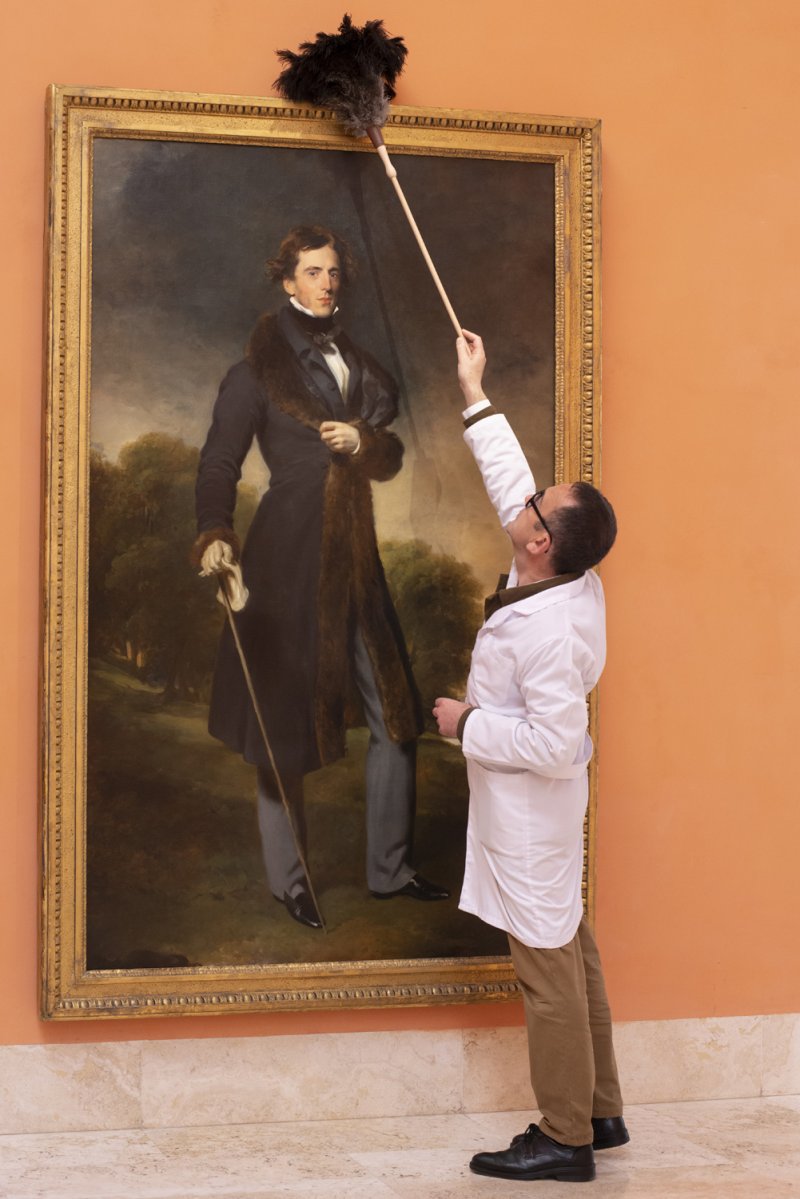 Restaurador realizando labores de conservación preventiva 