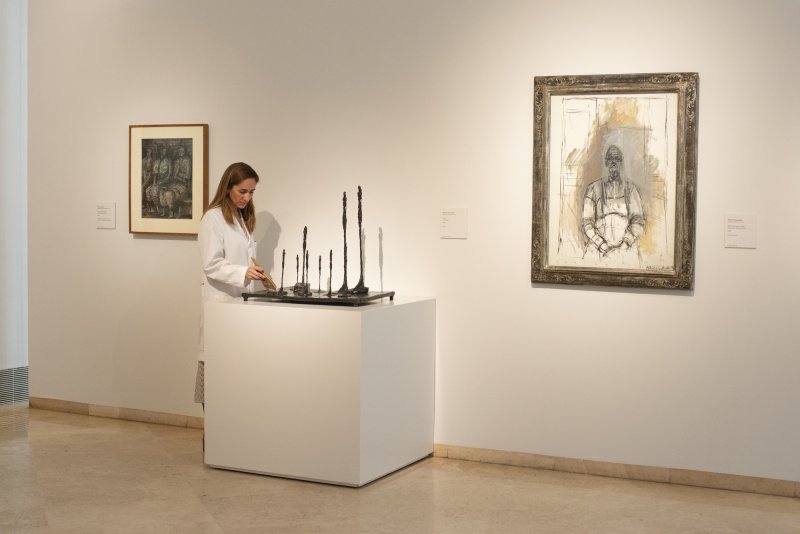 Restauradora realizando trabajos de conservación preventiva