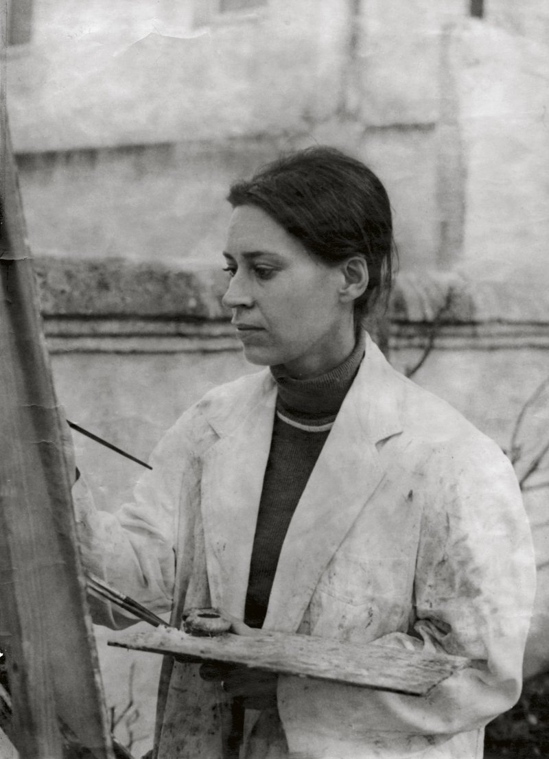 Isabel painting in the courtyard of her studio on Calle Primera