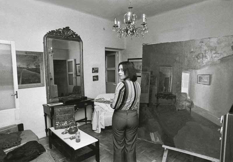 Isabel Quintanilla pintando Gran interior, 1973.  Fotografía de Stefan Moses