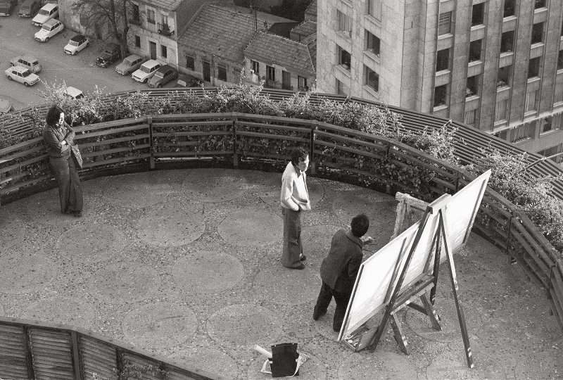Antonio López, with Francisco López and Isabel Quintanilla, painting on the rooftop of the Torres Blancas building, 1973 Photograph by Stefan Moses