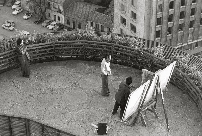 Antonio López, con Francisco López e Isabel Quintanilla, pintando en Torres Blancas, 1973. Fotografía de Stefan Moses