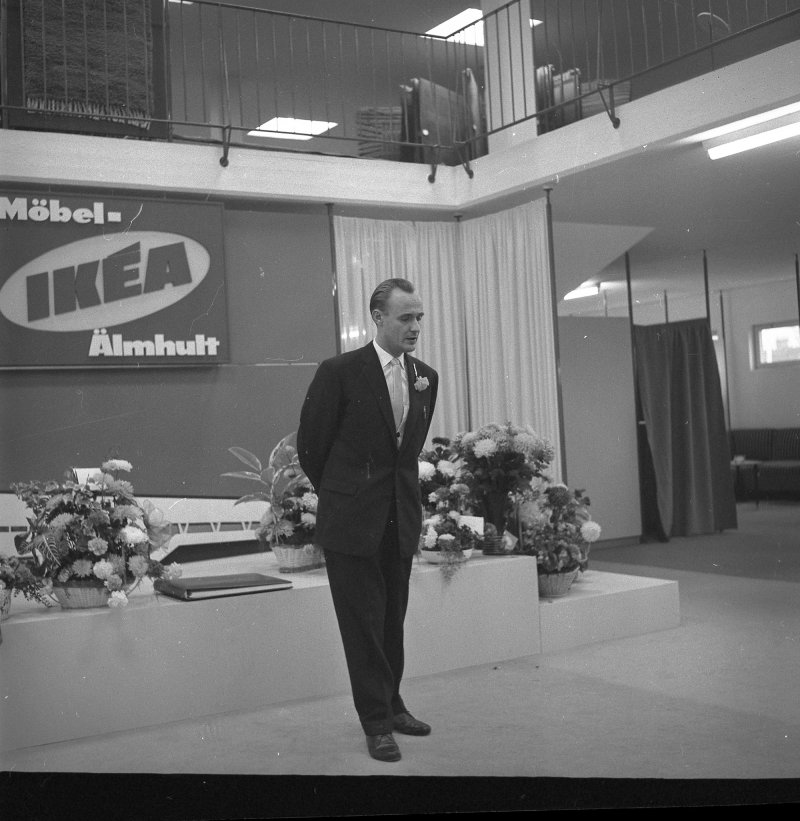 Ingvar Kamprad el día de la inauguración de la primera tienda IKEA