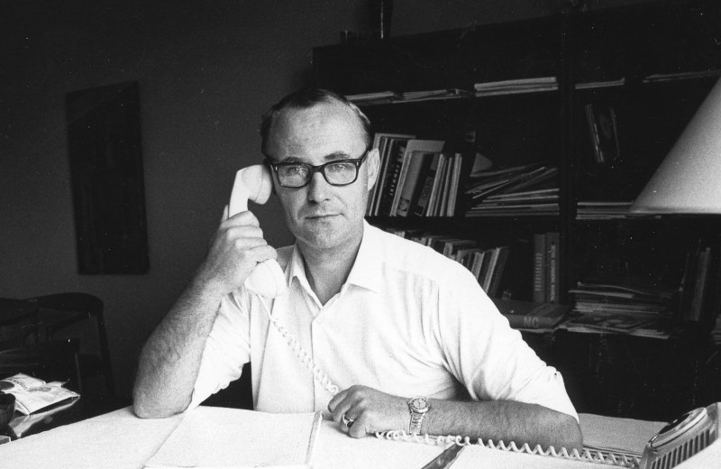 Ingvar Kamprad atiende una llamada en su despacho