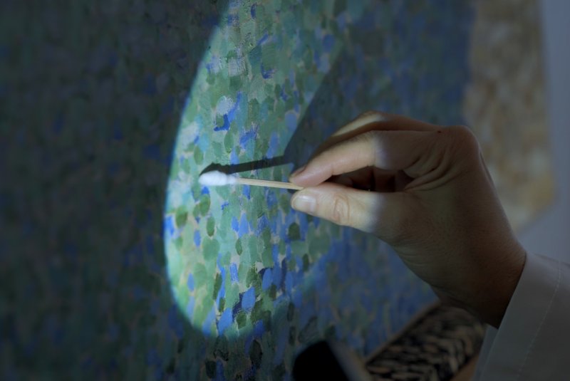 Detail of the cleaning process of André Derain's artwork “Waterloo Bridge”