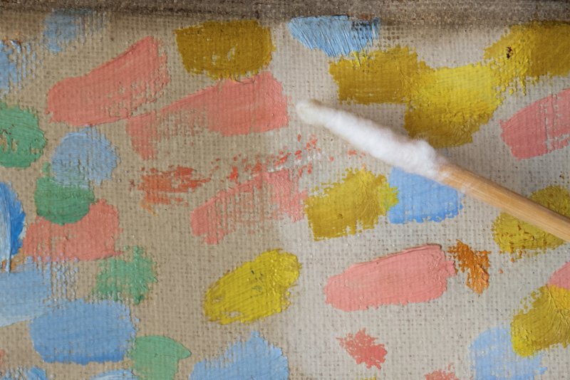 Detail of the cleaning process of André Derain's artwork “Waterloo Bridge”