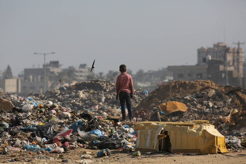 UNRWA gestiona la recogida de residuos para frenar la propagación de enfermedades en medio del hacinamiento, el calor y la escasez de suministros médicos.