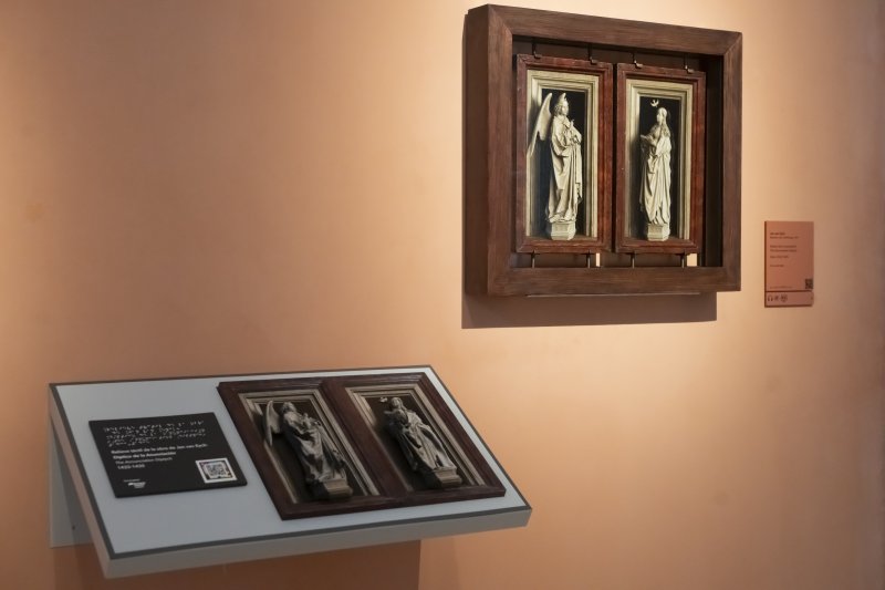 Relieve para la exploración táctil Relieve para la exploración táctil basado en la obra 'Díptico de la Anunciación' de Jan van Eyck
