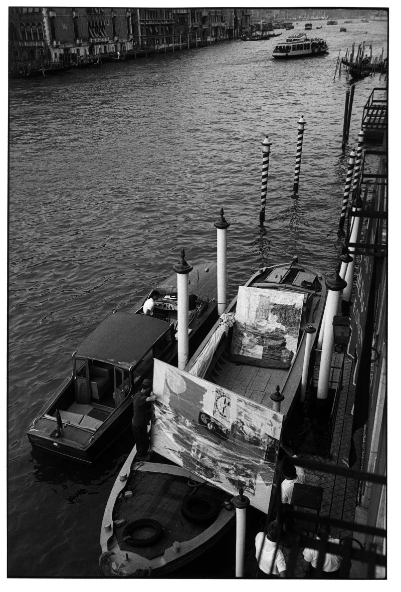 Ugo Mulas. Transporte de las obras de Robert Rauschenberg, XXXII Exposición Internacional Bienal de Arte, Venecia, 1964