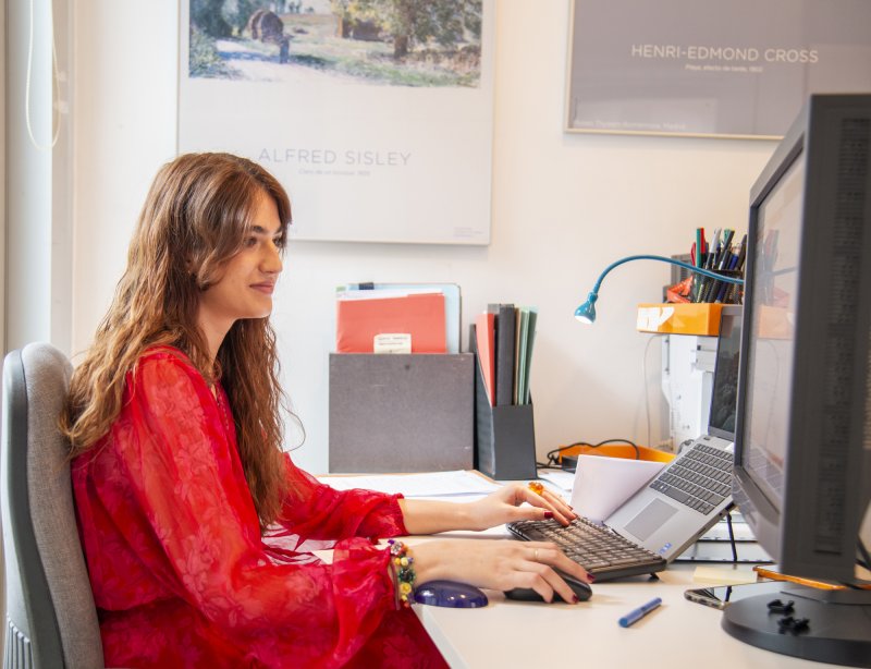 Equipo de restauración documentando las obras intervenidas