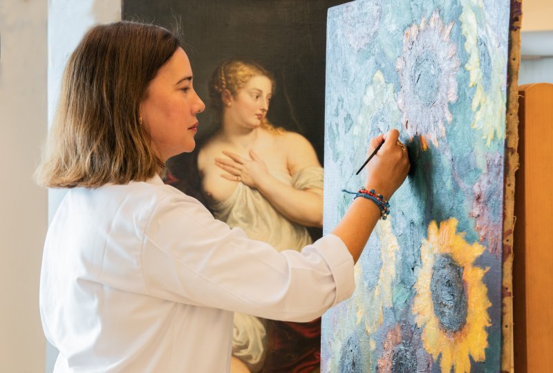 Restauradora durante el proceso de reintegración