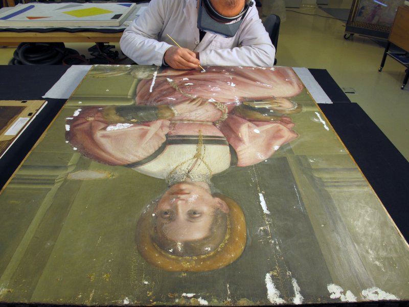 Restaurador en el proceso de intervención de la obra de Pier Francesco Foschi “Retrato de una dama”
