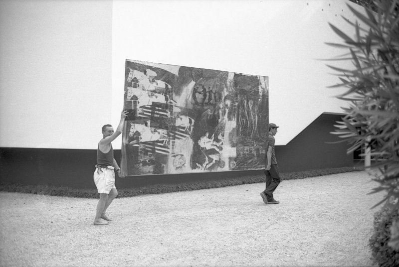 Ugo Mulas. Transporte de las obras de Robert Rauschenberg, XXXII Exposición Internacional Bienal de Arte, Venecia, 1964