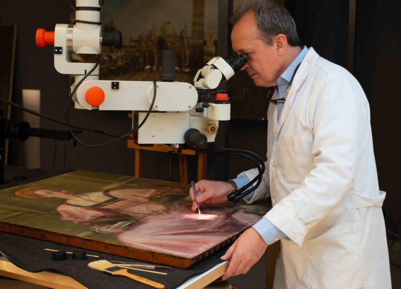 Proceso de restauración de la obra de Pier Francesco Foschi “Retrato de una dama”, a través del microscopio