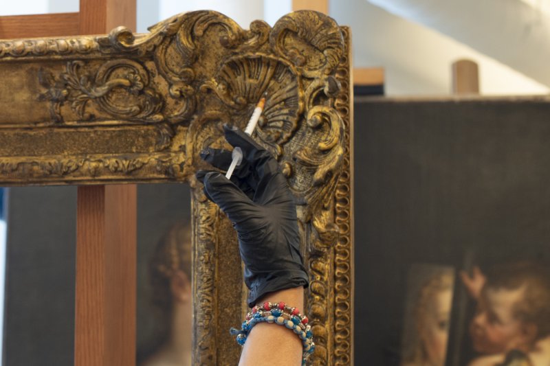 Detail of the restoration process of the frame of Rubens’s “Venus and Cupid”