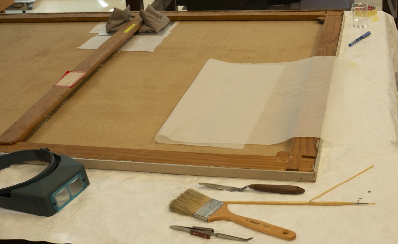 Corrección de la deformación de la obra “Máquina de coser al uso” de Carmen Laffón