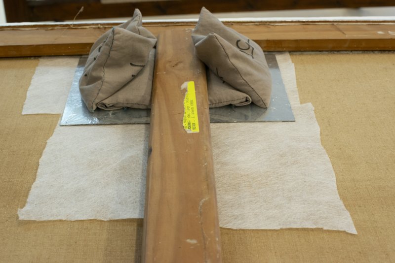 Corrección de la deformación de la obra “Máquina de coser al uso” de Carmen Laffón