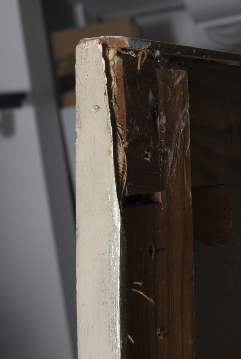 Detalle de los daños laterales de la obra de Laffón “Máquina de coser al uso”