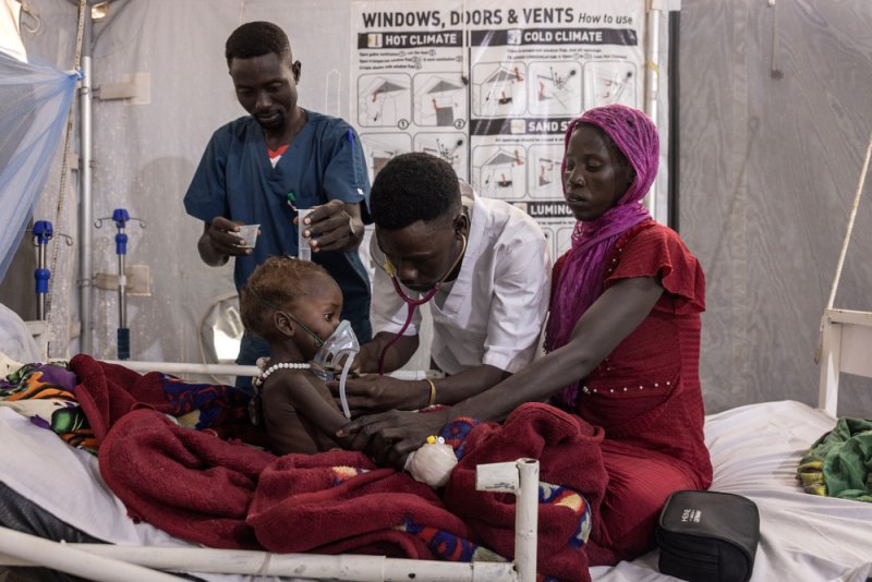 Un niño con desnutrición es atendido en el centro de alimentación terapéutica del hospital de MSF en Metche, en el este de Chad. Un niño con desnutrición es atendido en el centro de alimentación terapéutica del hospital de MSF en Metche, en el este de Chad.