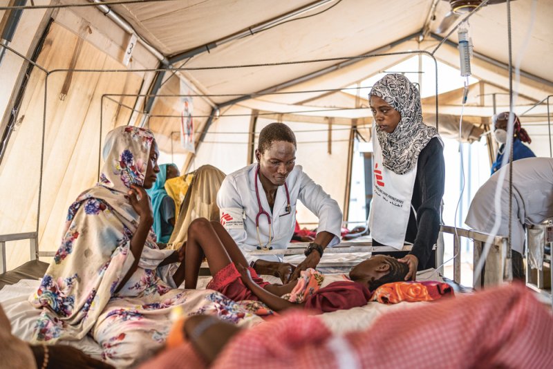 El Dr. Biaksoubo Keblouabé examina a Nasrin A., de 11 años y enferma de malaria, en el campo para personas desplazas de Adré, en Chad. El Dr. Biaksoubo Keblouabé examina a Nasrin A., de 11 años y enferma de malaria, en el campo para personas desplazas de Adré, en Chad.