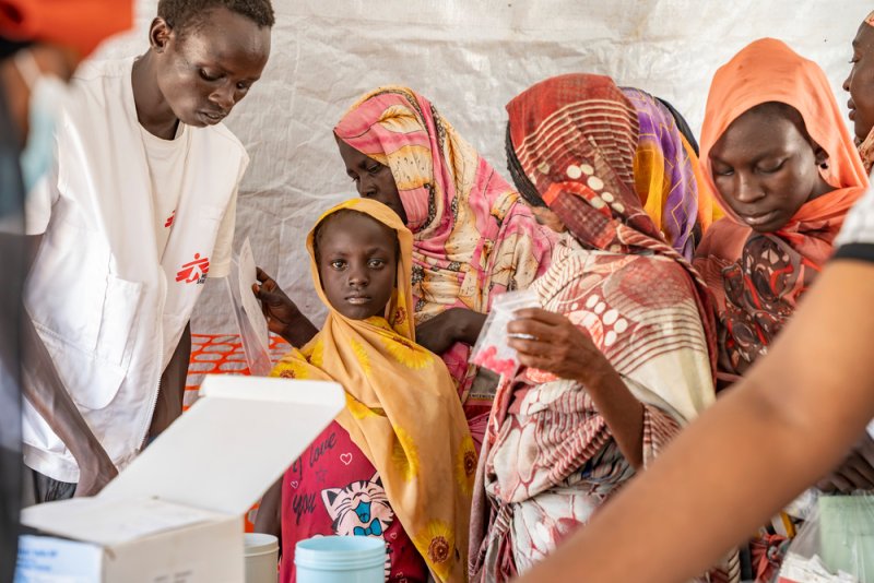 Aisha Ibrahim acompaña a su madre a la clínica móvil que gestiona MSF para los miles de personas desplazadas que han llegado al condado de Renk, en Sudán del Sur, huyendo del conflicto en Sudán. Aisha Ibrahim acompaña a su madre a la clínica móvil que gestiona MSF para los miles de personas desplazadas que han llegado al condado de Renk, en Sudán del Sur, huyendo del conflicto en Sudán.