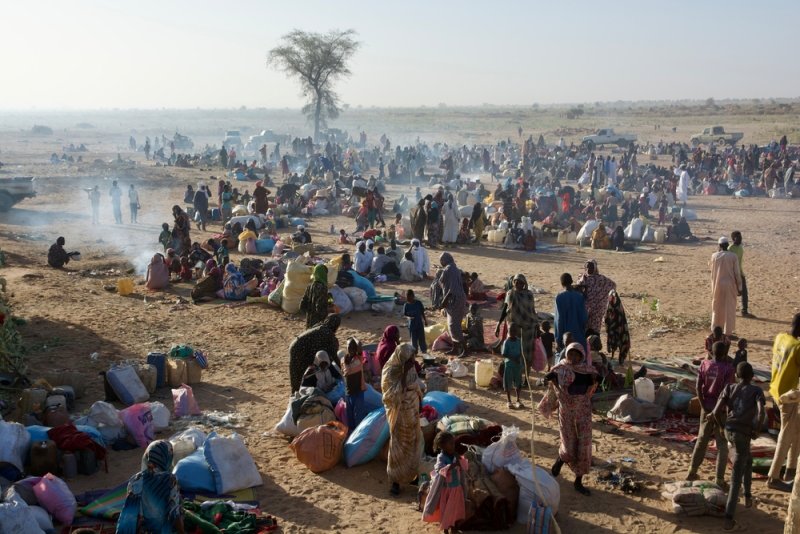 Varios grupos de personas desplazadas en la carretera entre Darfur y Chad en mayo de 2025. Varios grupos de personas desplazadas en la carretera entre Darfur y Chad en mayo de 2025.