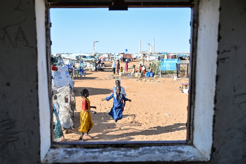 Una niña juega en el campamento de desplazados de Al Mina Al Muwahad, en El Obeid (Sudán), donde Médicos Sin Fronteras llevó a cabo una intervención de emergencia. Una niña juega en el campamento de desplazados de Al Mina Al Muwahad, en El Obeid (Sudán), donde Médicos Sin Fronteras llevó a cabo una intervención de emergencia.