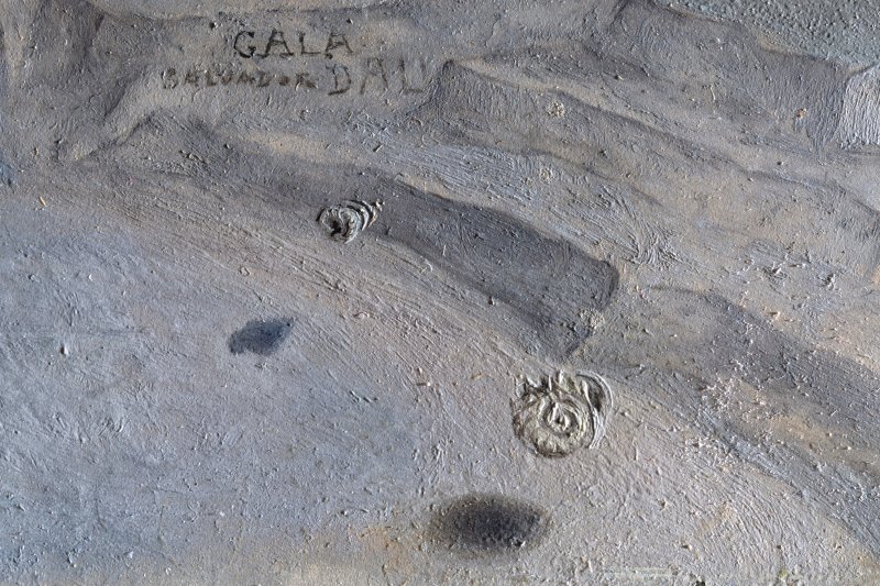 Vista de detalle de la obra “Un segundo antes del despertar de un sueño provocado por el vuelo de una abeja alrededor de una granada”, de Salvador Dalí