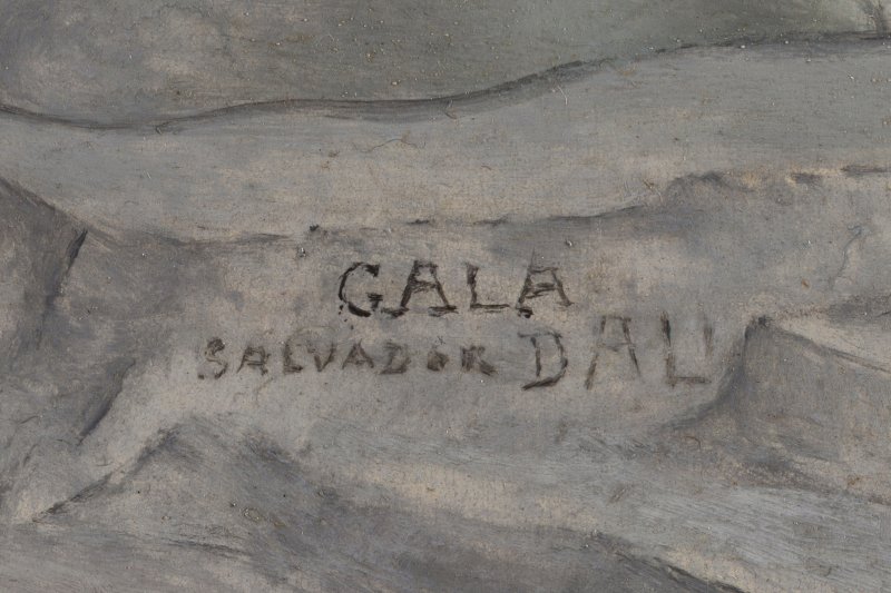 Detalle de la firma de la obra de Dalí “Un segundo antes del despertar de un sueño provocado por el vuelo de una abeja alrededor de una granada”