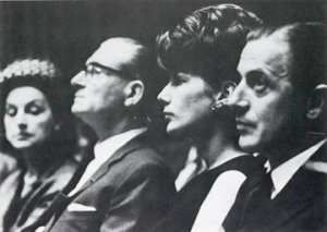 El barón Thyssen-Bornemisza y su esposa Fiona Campbell-Walter durante la subasta 36 del Stuttgarter Kunstkabinett, mayo de 1961 El barón Thyssen-Bornemisza y su esposa Fiona Campbell-Walter durante la subasta 36 del Stuttgarter Kunstkabinett, mayo de 1961
