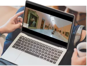 Una persona ve la visita virtual en su ordenador