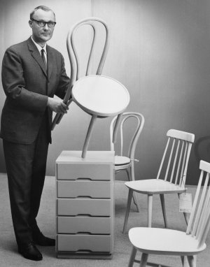 Ingvar sosteniendo la silla ÖGLA, uno de los grandes clásicos Ingvar sosteniendo la silla ÖGLA, uno de los grandes clásicos