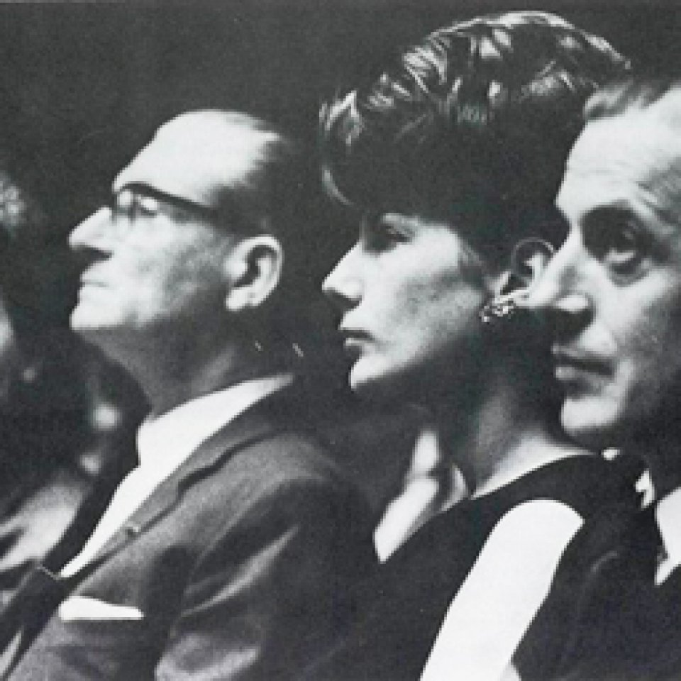 El barón Thyssen-Bornemisza y su esposa Fiona Campbell-Walter durante la subasta 36 del Stuttgarter Kunstkabinett, mayo de 1961