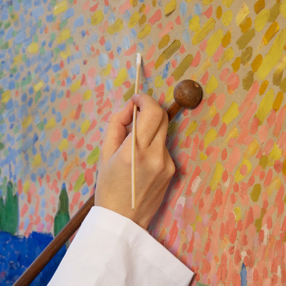 Detalle del proceso de limpieza de la obra de Andr&eacute; Derain &quot;El puente de Waterloo&quot;