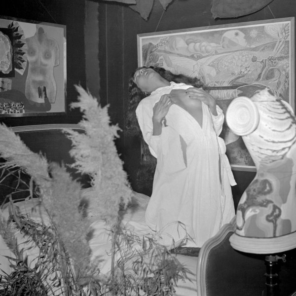 Autoría desconocida. Exposición surrealista de 1938 en París (en la foto: Hélène Vanel) 