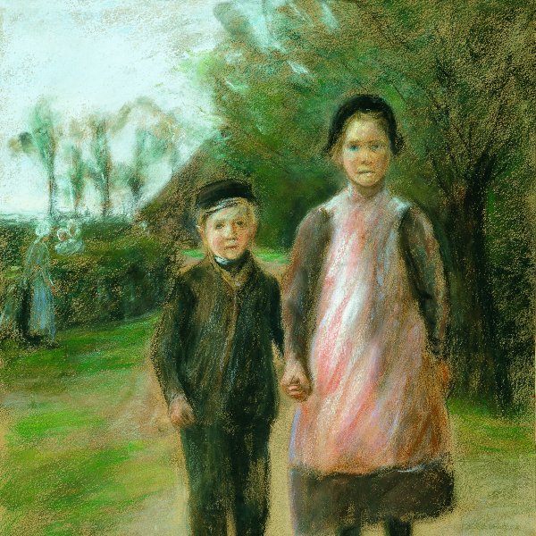 Niño y niña en una calle de pueblo
