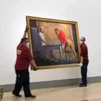 Obra de Balthus transportada por dos operarios