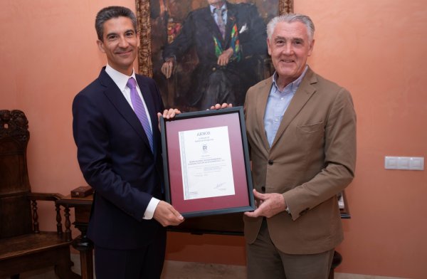 Evelio Acevedo recibe de manos de AENOR el certificado de Gestión de Emergencias