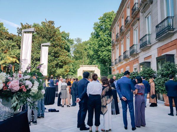 Evento en el jardín del museo