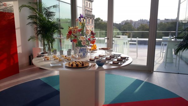 Mesa redonda con canapés, detrás el mirador