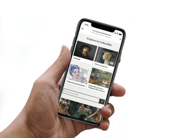 Mano con teléfono móvil mostrando el sitio web del Museo Thyssen en su pantalla