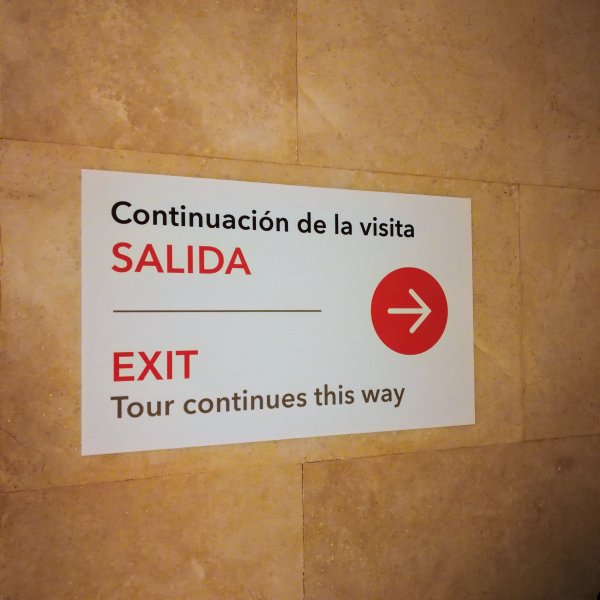 Cartel indicando el recorrido en el Museo Nacional Thyssen-Bornemisza para asegurar la seguridad