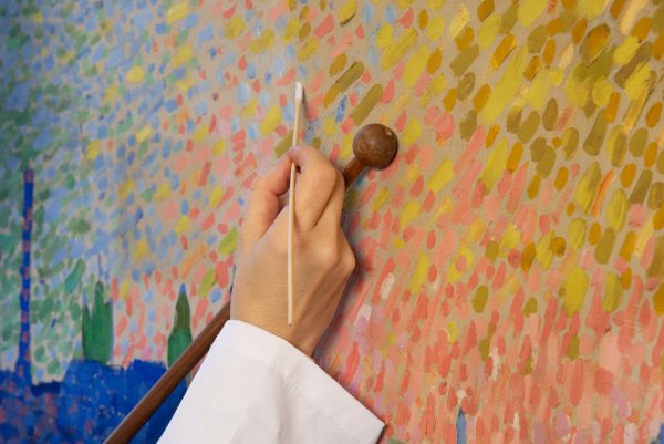 Detalle del proceso de limpieza de la obra de André Derain "El puente de Waterloo"