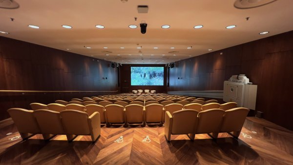 Fotografía del salón de actos Fotografía del salón de actos