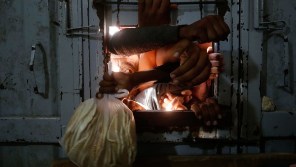 Personas esperan para recibir pan en el centro de Gaza, octubre de 2024. El bloqueo israelí afecta a todos los suministros, incluidos los alimentos