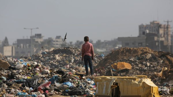 UNRWA gestiona la recogida de residuos para frenar la propagación de enfermedades en medio del hacinamiento, el calor y la escasez de suministros médicos.